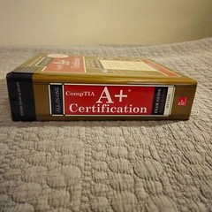 CompTIA A+ Certification Exam Guide 9th Edition CD INCLUDED (Mike Meyers)